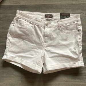 BNWT Torrid White 14 Mid Rose Mid Shorts 5” Inseam